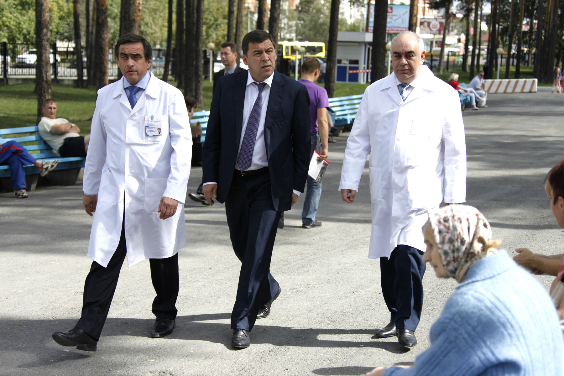 Губернатор меняет профессию. Евгений Куйвашев провел первую в своей жизни хирургическую операцию. ФОТО - Фото 2