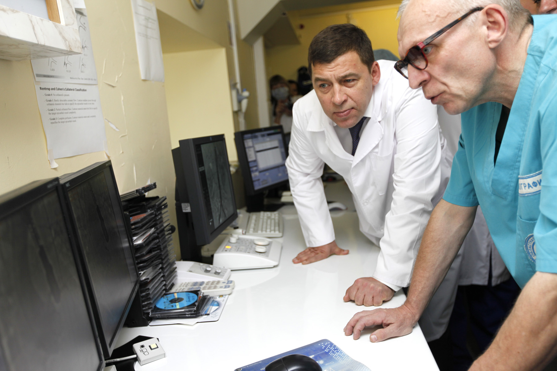 Губернатор меняет профессию. Евгений Куйвашев провел первую в своей жизни хирургическую операцию. ФОТО - Фото 4