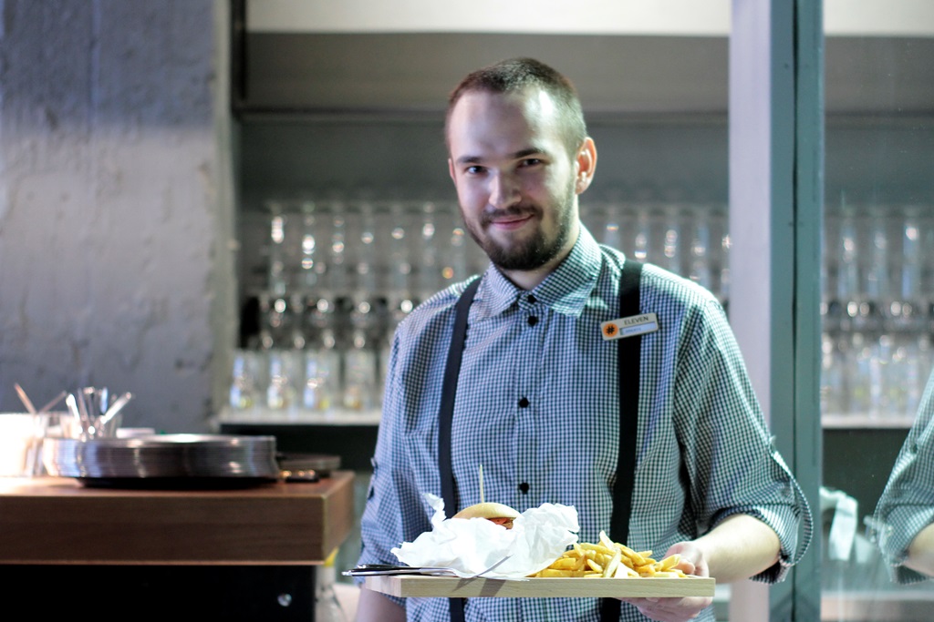 В здании «Арха» открылся бар Eleven с акцентом на мясо - Фото 5