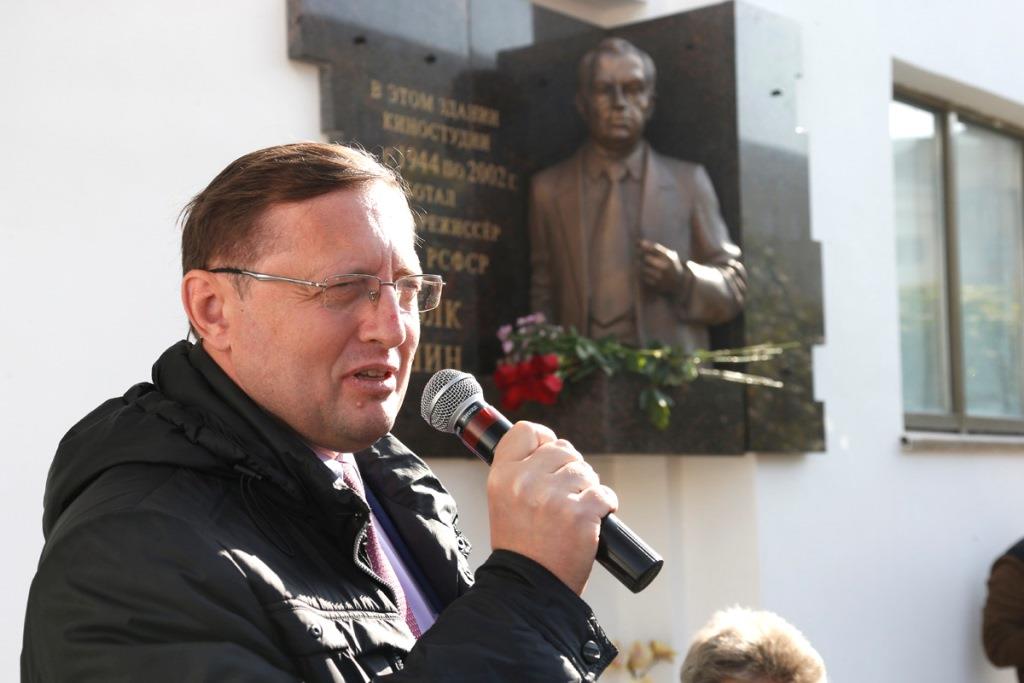 На бывшем здании Свердловской киностудии открыли горельеф в память Ярополка Лапшина - Фото 3