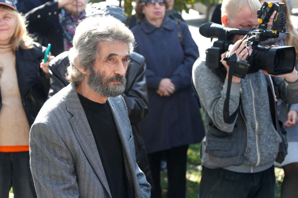 На бывшем здании Свердловской киностудии открыли горельеф в память Ярополка Лапшина - Фото 4