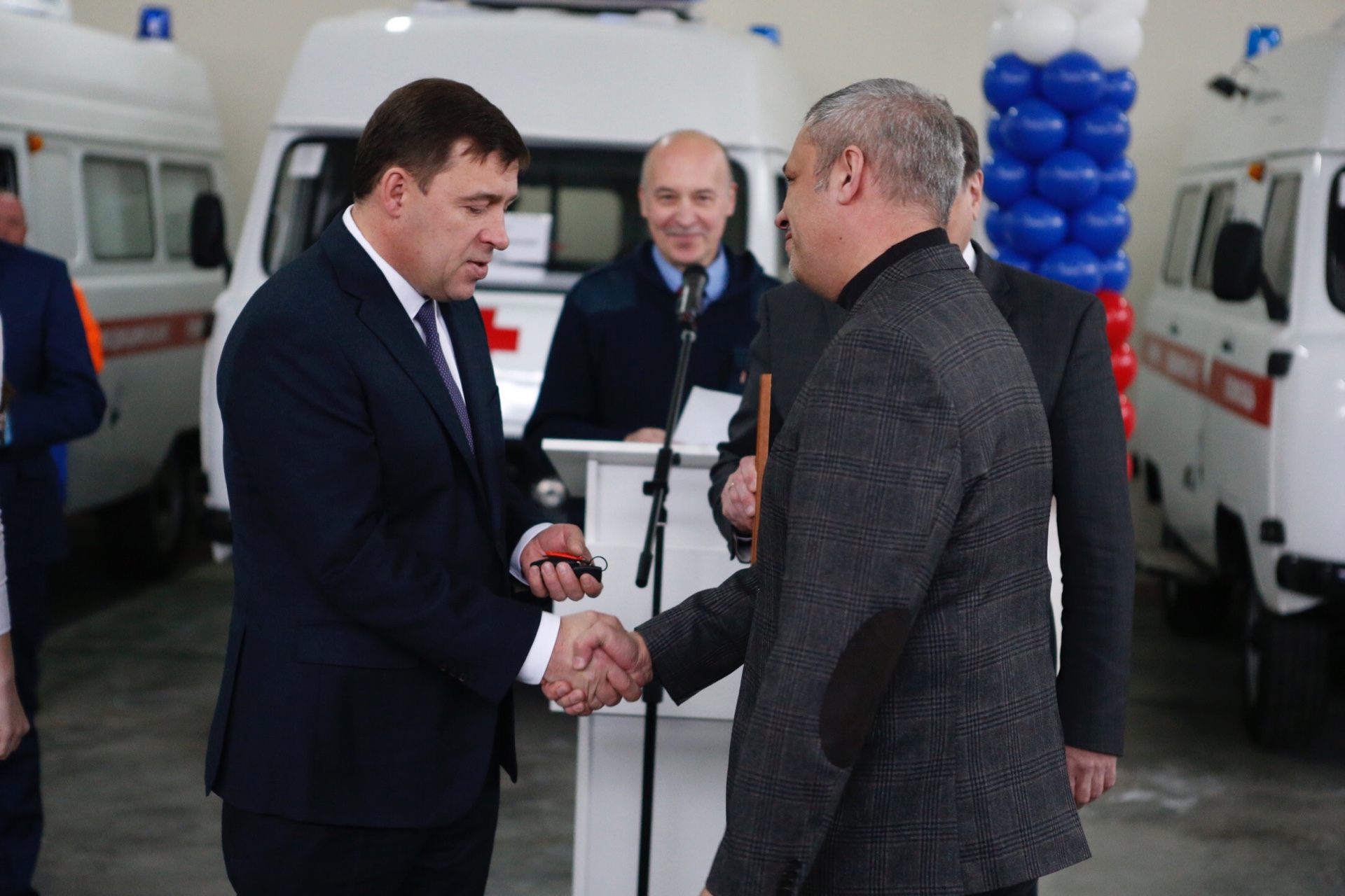 Евгений Куйвашев передал свердловских медучреждениям еще 14 машин скорой помощи - Фото 4
