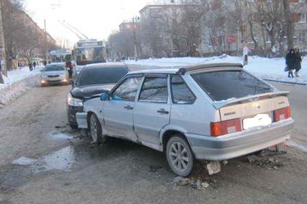 В Екатеринбурге водитель ВАЗа сбил ребенка-пешехода и врезался в иномарку - Фото 2