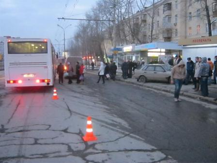 В Екатеринбурге водитель легковушки сбил маму с дочкой на остановке общественного транспорта - Фото 2