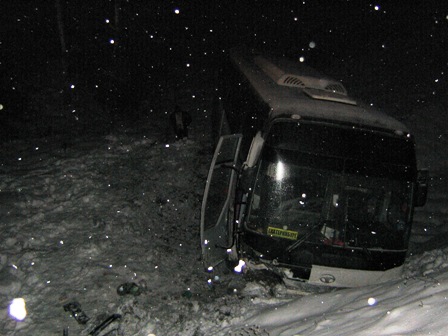 На трассе Нижние Серги—Арти автобус с детьми, возвращавшимися из аквапарка, съехал в кювет - Фото 2