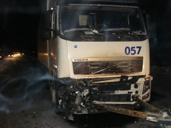 В Екатеринбурге в столкновении внедорожника и тягача пострадала женщина и ее дочь - Фото 3