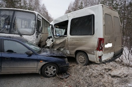 В Екатеринбурге автобус, выехав на встречную, врезался в минивэн. Пострадали два человека - Фото 2