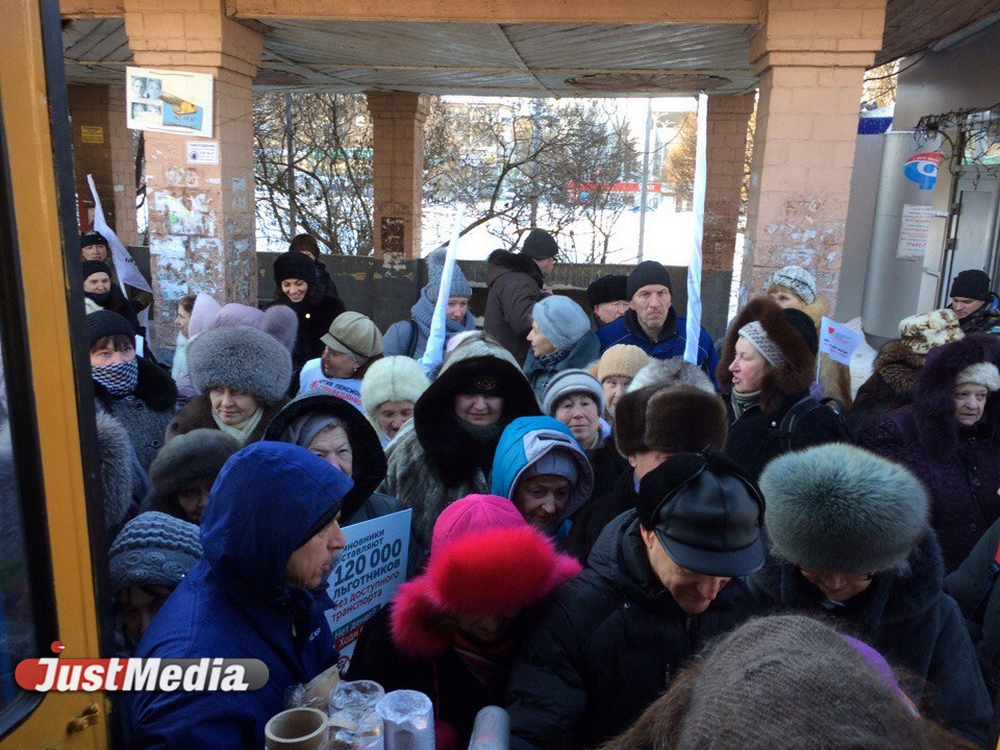 «Лишь бы обделить пенсионеров!». Пожилые люди прокатились в трамвае в знак протеста против повышения цены на льготный проездной. ФОТО - Фото 2