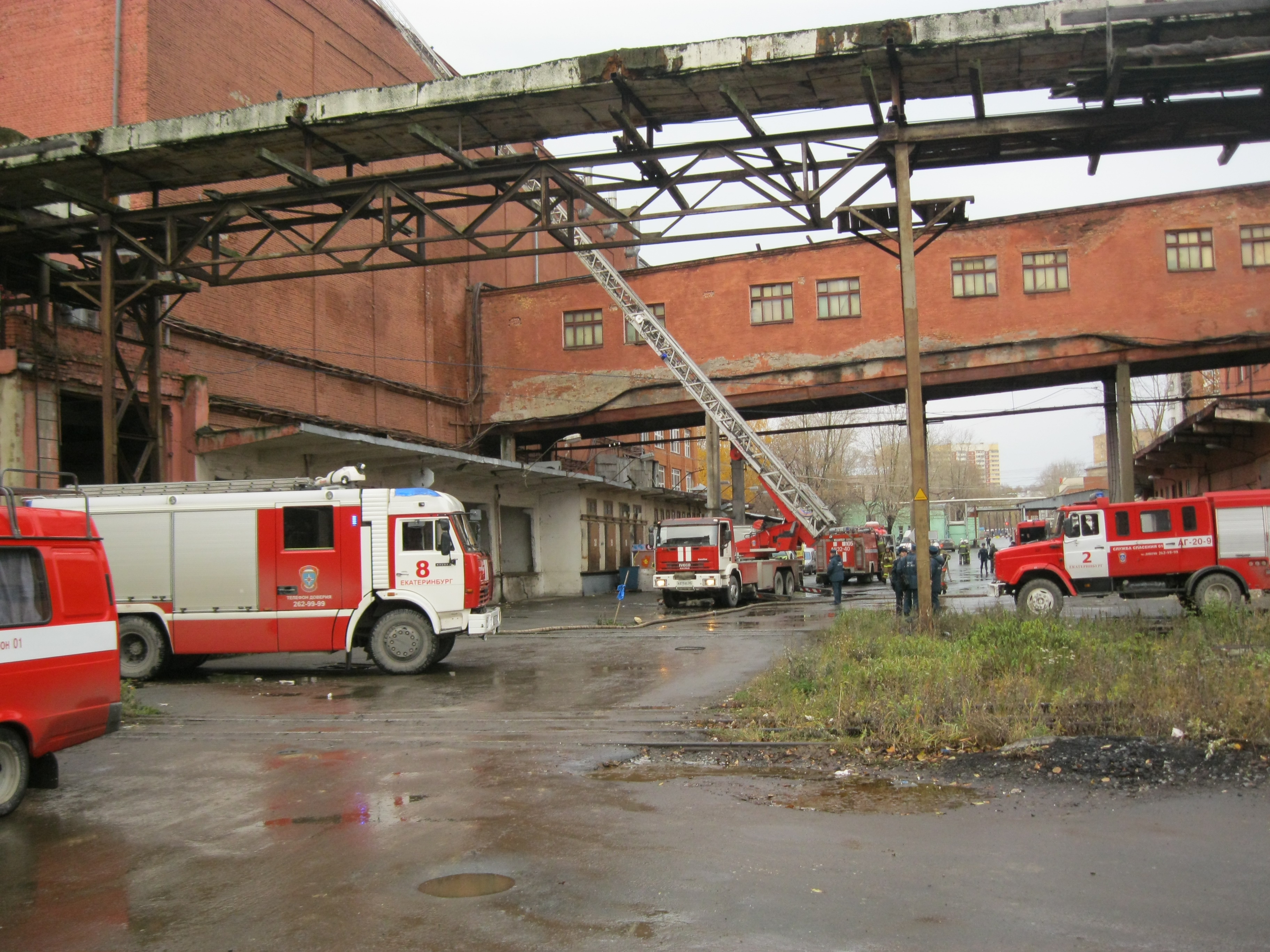 На Екатеринбургском мясокомбинате снова пожар: сгорел утеплитель в холодильной камере - Фото 3