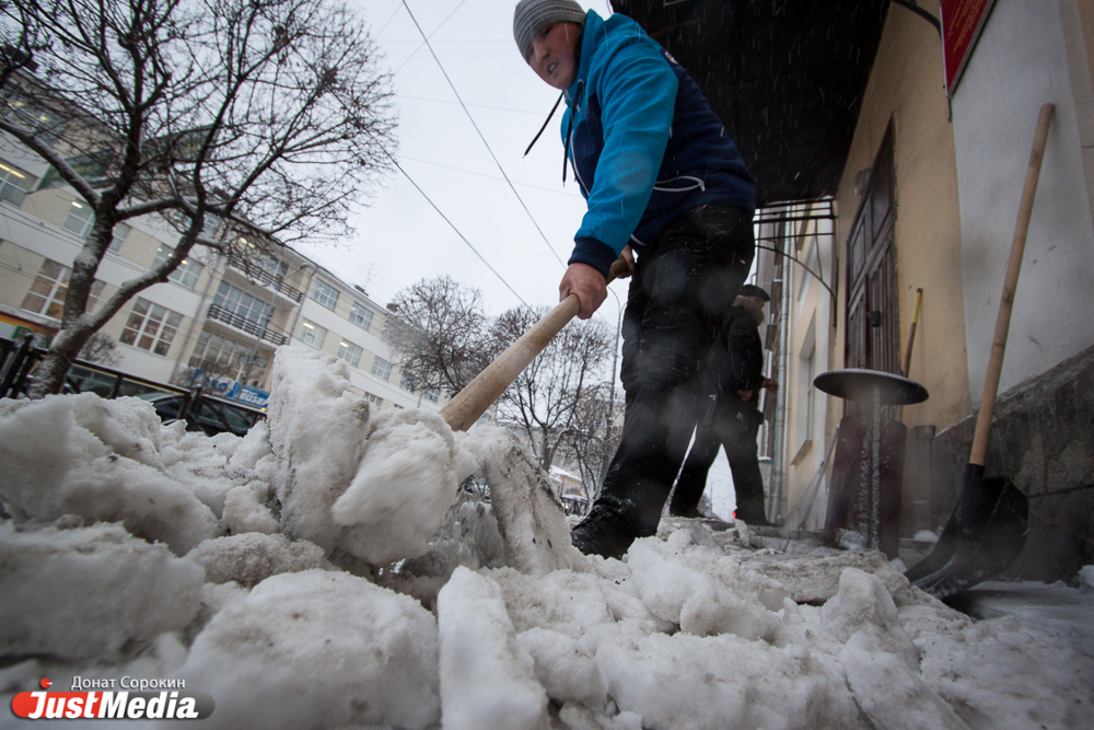Провал программы «Столица». Мэрия не может справиться с рядовым снегопадом — проспект Ленина сузился на целую полосу - Фото 2