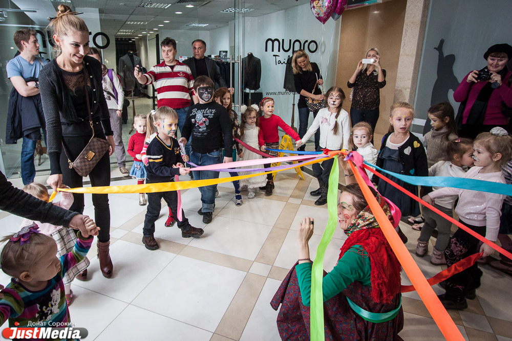 В «Европе» проводили Масленицу хороводами, горячими блинами и… гонками на ослах - Фото 3