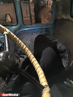 «Даже сесть за руль не мог!» В Екатеринбурге пьяный водитель самосвала, груженого снегом, чуть не снес легковушку около полпредства - Фото 3