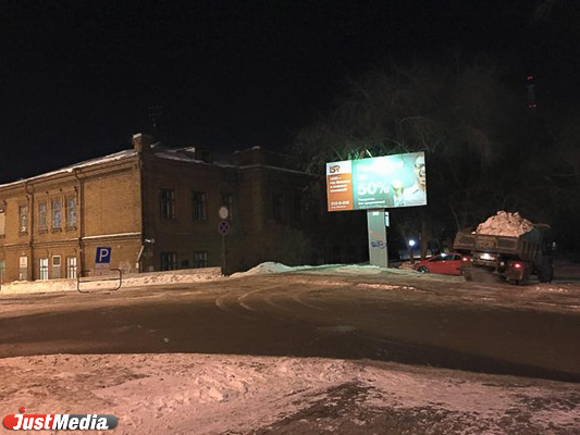 «Даже сесть за руль не мог!» В Екатеринбурге пьяный водитель самосвала, груженого снегом, чуть не снес легковушку около полпредства - Фото 4