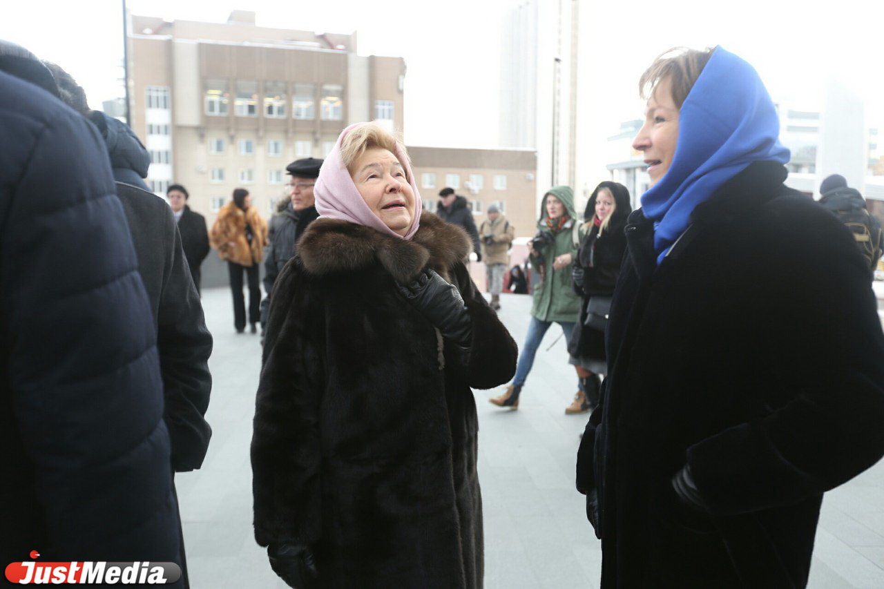 Наина Ельцина возложила цветы к памятнику супруга в честь его 86-летия. ФОТО - Фото 5