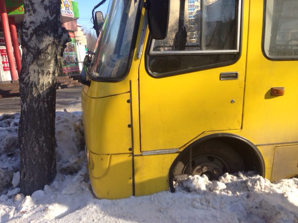 В Екатеринбурге на Юго-Западе столкнулись две маршрутки. ФОТО - Фото 2