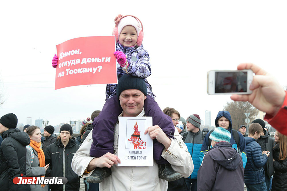 Сторонники Навального вышли на запрещенный митинг в Екатеринбурге. Есть первые задержанные. ФОТО - Фото 7
