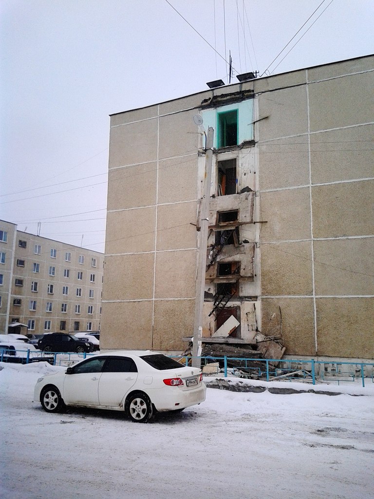 Сотрудники МЧС осмотрели общежитие в Среднеуральске, где обрушились балкон: «Опасности для жителей нет» - Фото 2