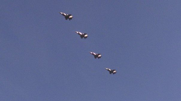 Соцсети заполонили фото вертолетов и самолетов в небе над центром Екатеринбурга  - Фото 2