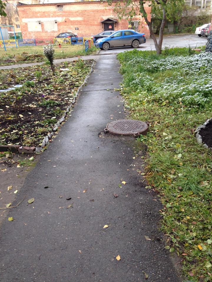 Екатеринбург опять отличился. Раньше журналистам запрещали снимать в ТЦ, сейчас — в обычных дворах - Фото 2