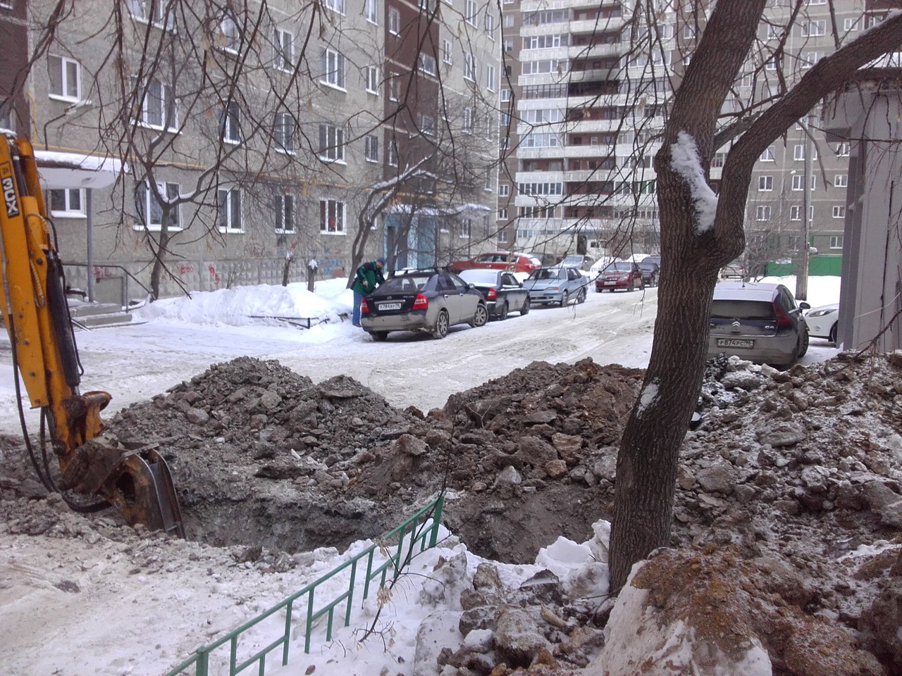 Жители ЖБИ жалуются на «раскопки» во дворе: «Люди вынуждены ходить под балконами по колено в снегу» - Фото 2