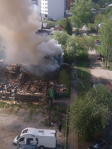 В Екатеринбурге на Гастелло горит частный дом. Горожане уверены, что здесь «расчищают» место под стройку - Фото 4