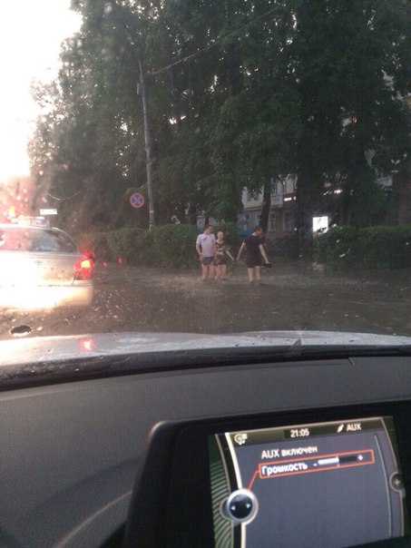 «Ужас, у машин скрывает колеса». Сильные дожди превратили центр Екатеринбурга в реку. ФОТО - Фото 8