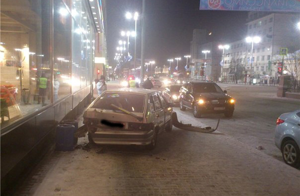 Ужас! В центре Екатеринбурга лихач на ВАЗе сбил знак «зебры» и вылетел на тротуар  - Фото 2