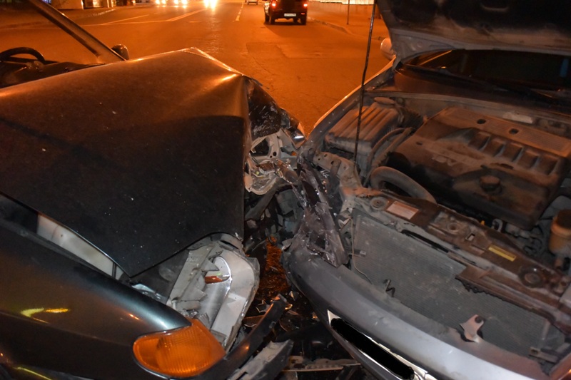 Автоледи устроила ДТП на Крауля. Три человека пострадали - Фото 2