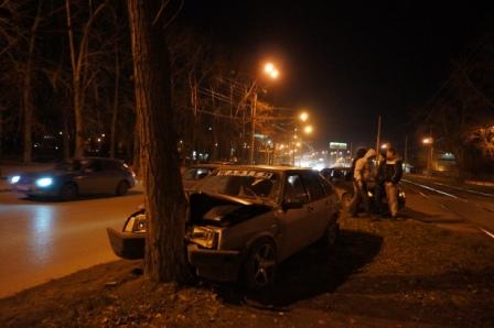 В Екатеринбурге лихач врезался в дерево. Пострадало два человека - Фото 2