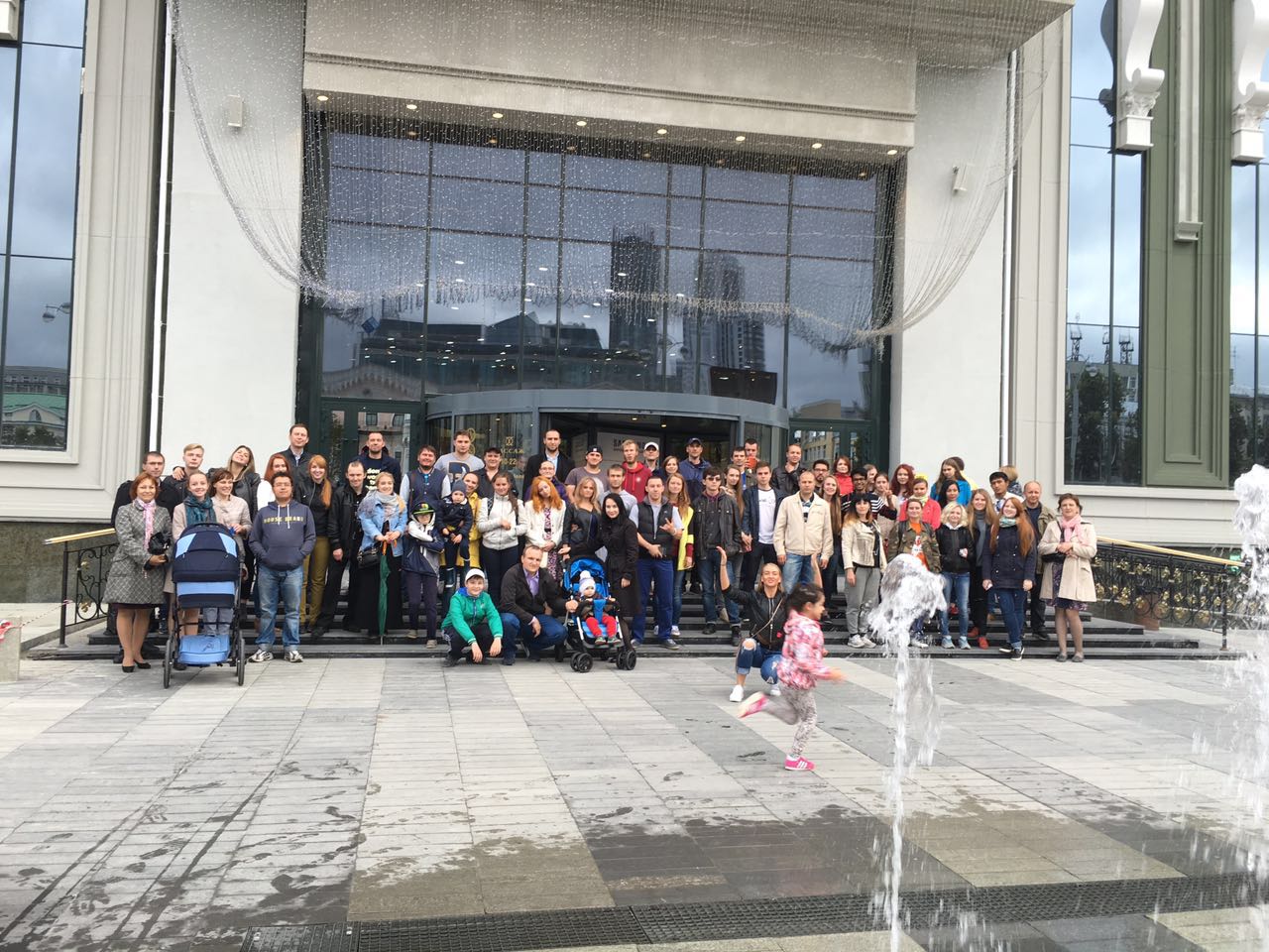 Тысяча екатеринбуржцев сделала селфи на фоне «Пассажа»  - Фото 11