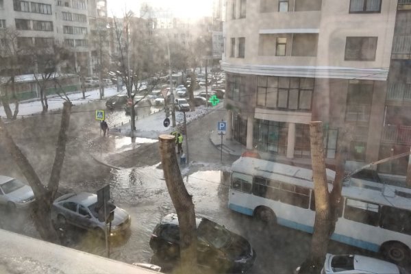 Трубы не выдержали холодов. В Екатеринбурге горячей водой затопило центр города - Фото 2