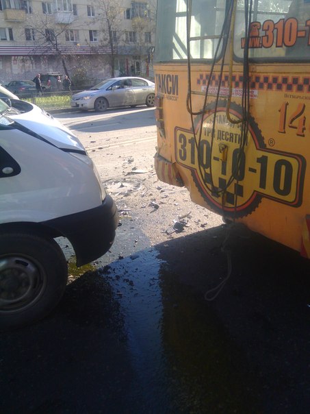 В Екатеринбурге произошло массовое ДТП с участием инкассатороской машины и троллейбуса. Пострадали три человека - Фото 3