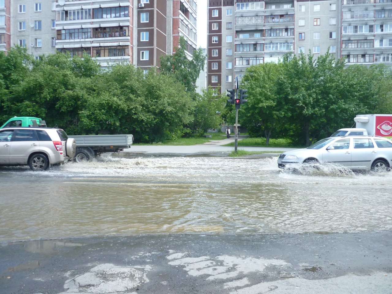 На ЖБИ прорвало трубопровод - Фото 2