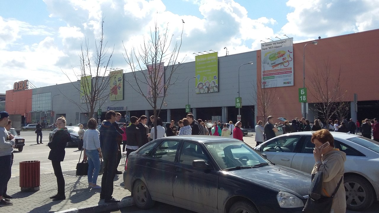 Служба безопасности «МЕГИ» напугала посетителей и работников ТЦ, эвакуировав их из здания. ФОТО - Фото 3