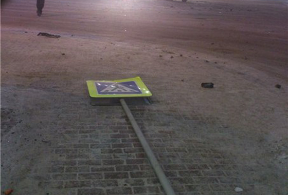 Ужас! В центре Екатеринбурга лихач на ВАЗе сбил знак «зебры» и вылетел на тротуар  - Фото 3