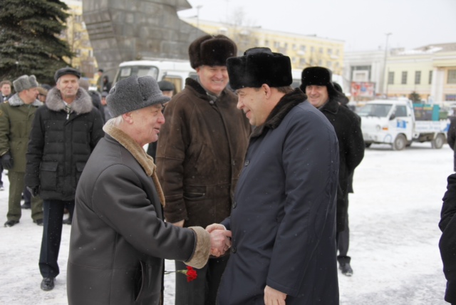 В память о подвиге. Руководители области возложили цветы к памятнику танкистам-добровольцам - Фото 5