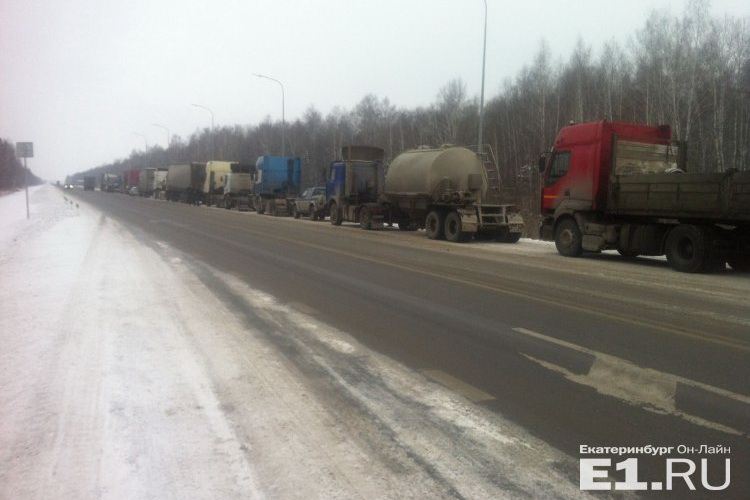 Уральские дальнобойщики поддержали всероссийскую акцию протеста, парализовав движение на ЕКАДе. ФОТО - Фото 2