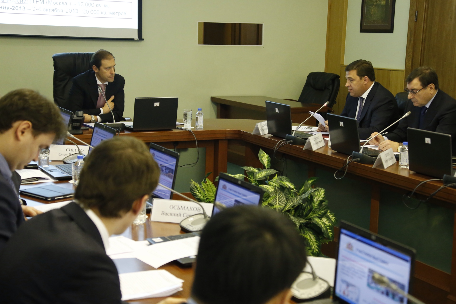 Электронная «Ева», стол-зарядка и другие инновации. Денису Мантурову рассказали, чего ждать от ИННОПРОМА-2014 - Фото 3