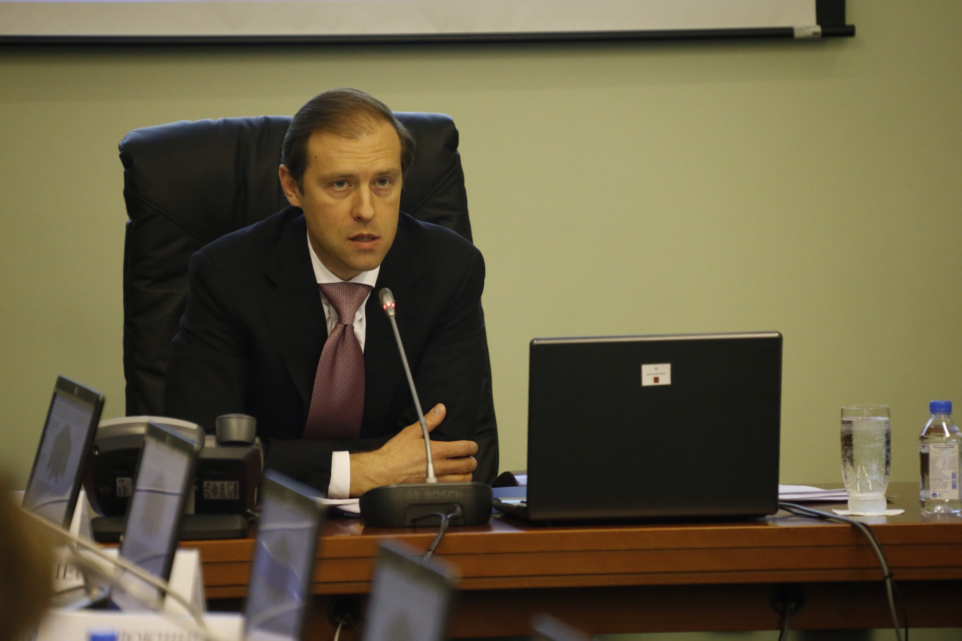 Электронная «Ева», стол-зарядка и другие инновации. Денису Мантурову рассказали, чего ждать от ИННОПРОМА-2014 - Фото 2