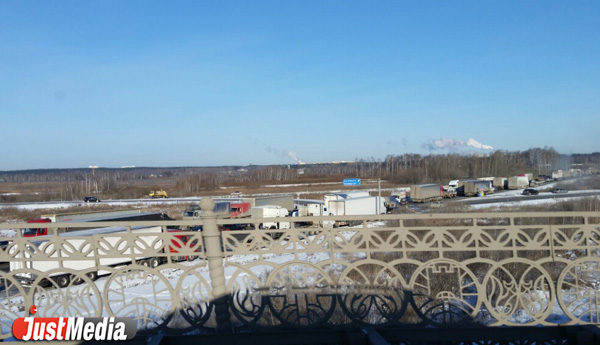  Очевидцы: «Протестующие дальнобойщики вновь перекрыли ЕКАД». ГИБДД уже выехала! - Фото 2