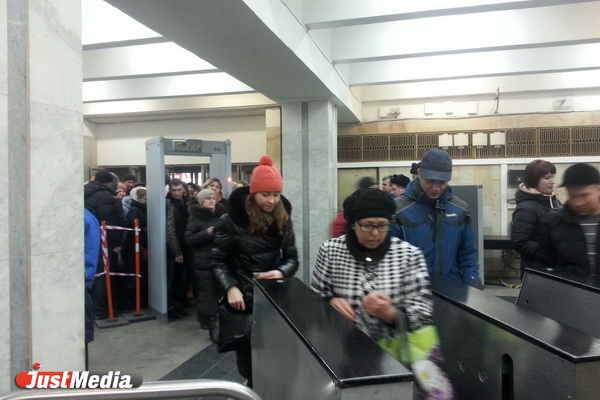 Антитеррористические меры снова спровоцировали заторы в Екатеринбургском метро. ФОТО - Фото 3