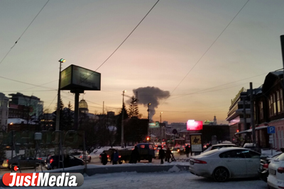 Пожар?! Над центром Екатеринбурга поднимаются клубы черного дыма - Фото 2