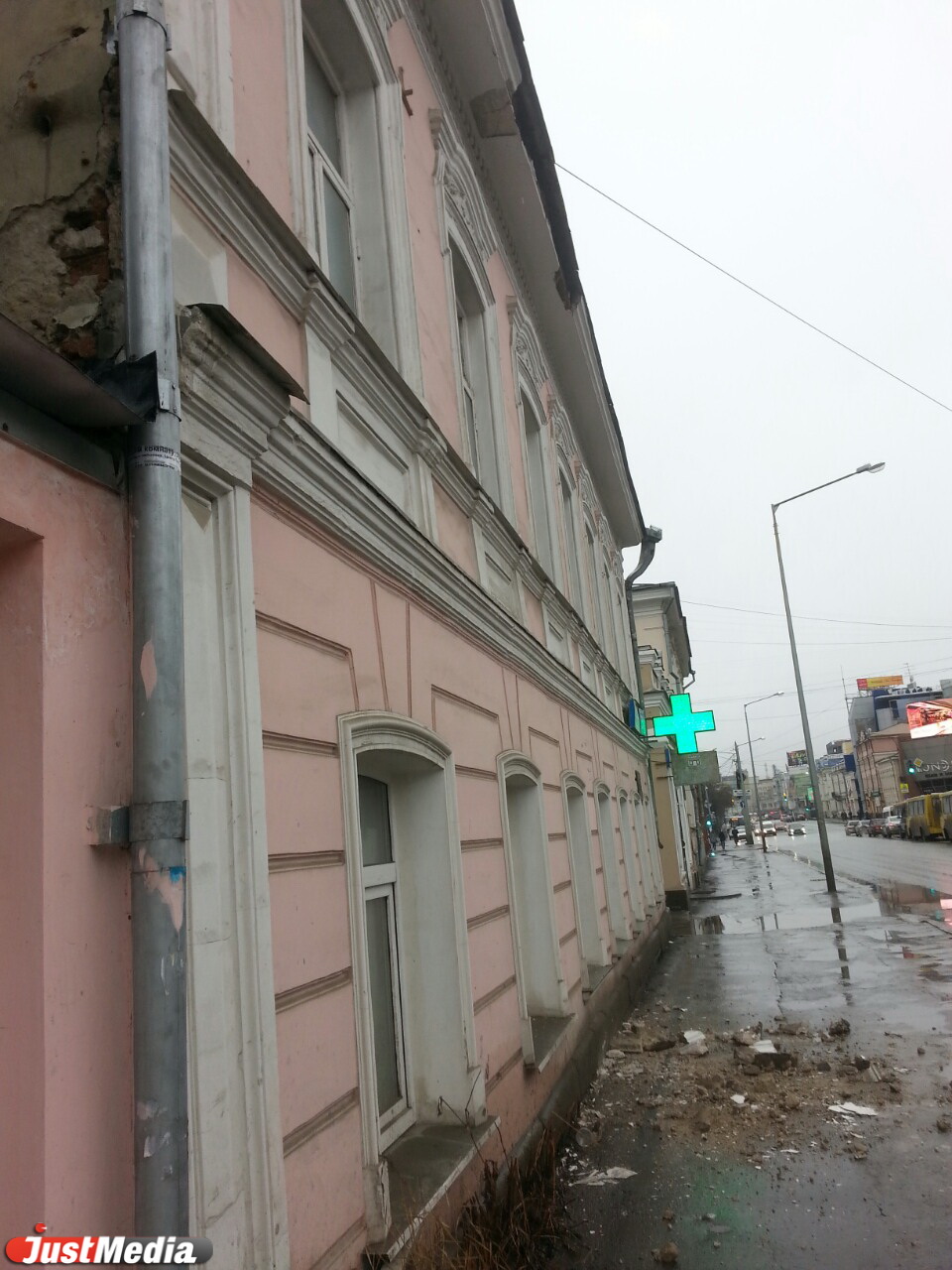 В центре Екатеринбурга на тротуар обрушился кусок стены старинной усадьбы. ФОТО - Фото 3