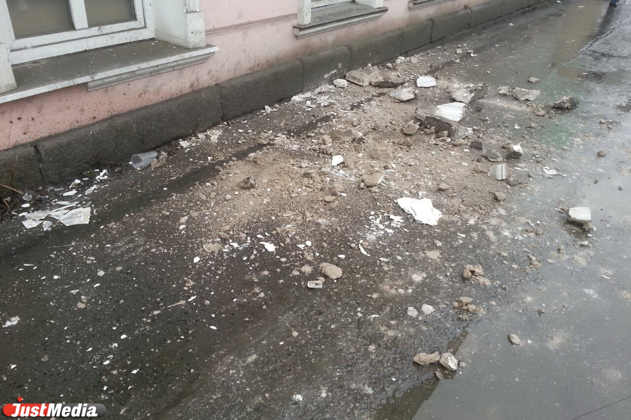 В центре Екатеринбурга на тротуар обрушился кусок стены старинной усадьбы. ФОТО - Фото 2