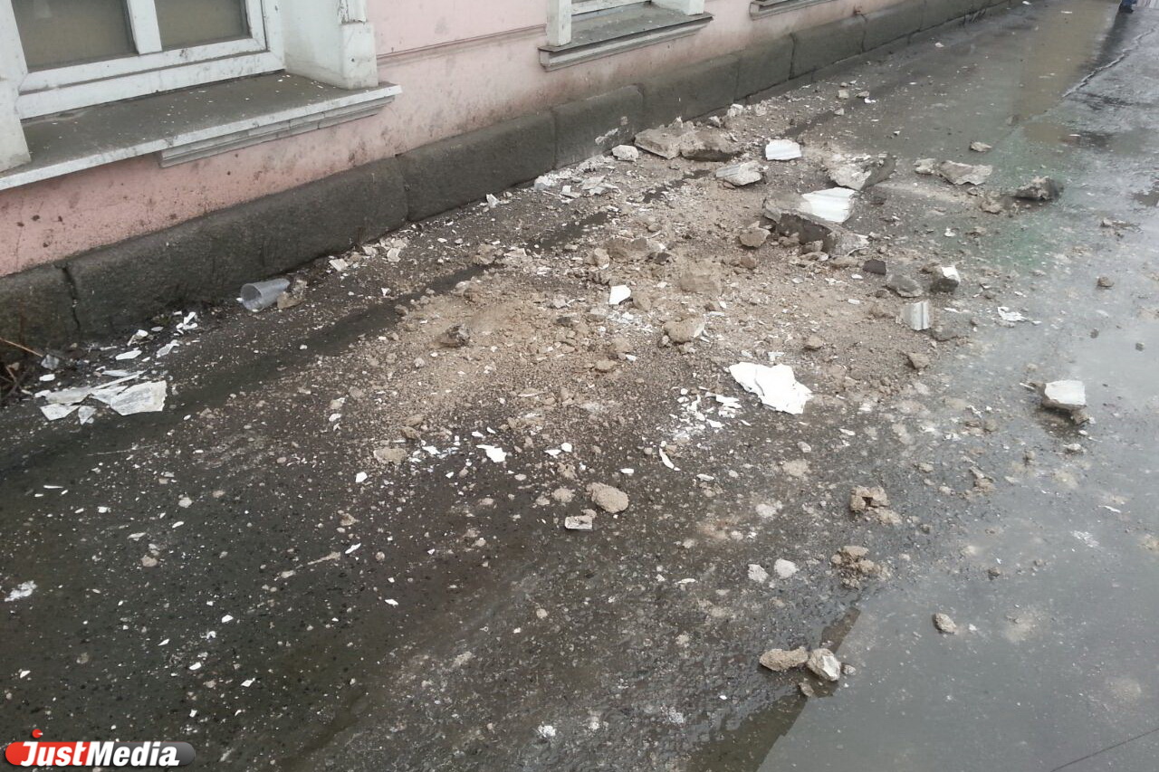 В центре Екатеринбурга на тротуар обрушился кусок стены старинной усадьбы. ФОТО - Фото 2
