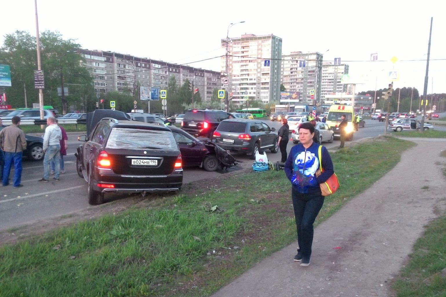 В Екатеринбурге пьяный водитель Mercedes утроил ДТП с четырьмя автомобилями. ФОТО - Фото 3