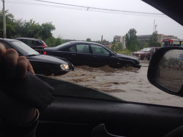 Затопленные улицы и коммерческие объекты. После сильных дождей Екатеринбург вновь ушел под воду. ФОТО - Фото 11