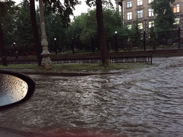 «Ужас, у машин скрывает колеса». Сильные дожди превратили центр Екатеринбурга в реку. ФОТО - Фото 7