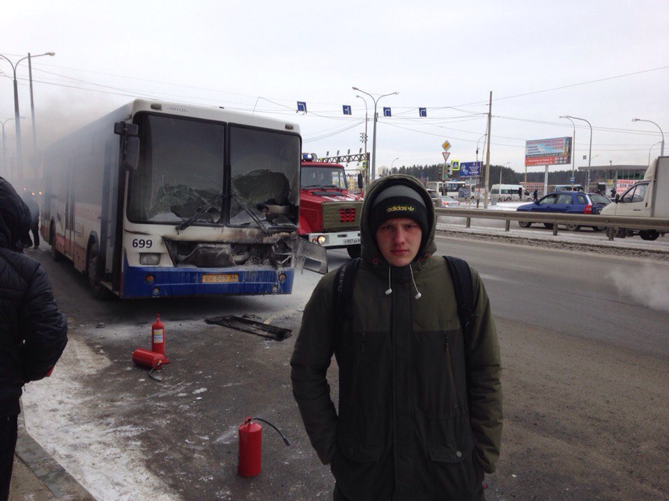 В Екатеринбурге автомобилисты потушили загоревшийся автобус - Фото 2