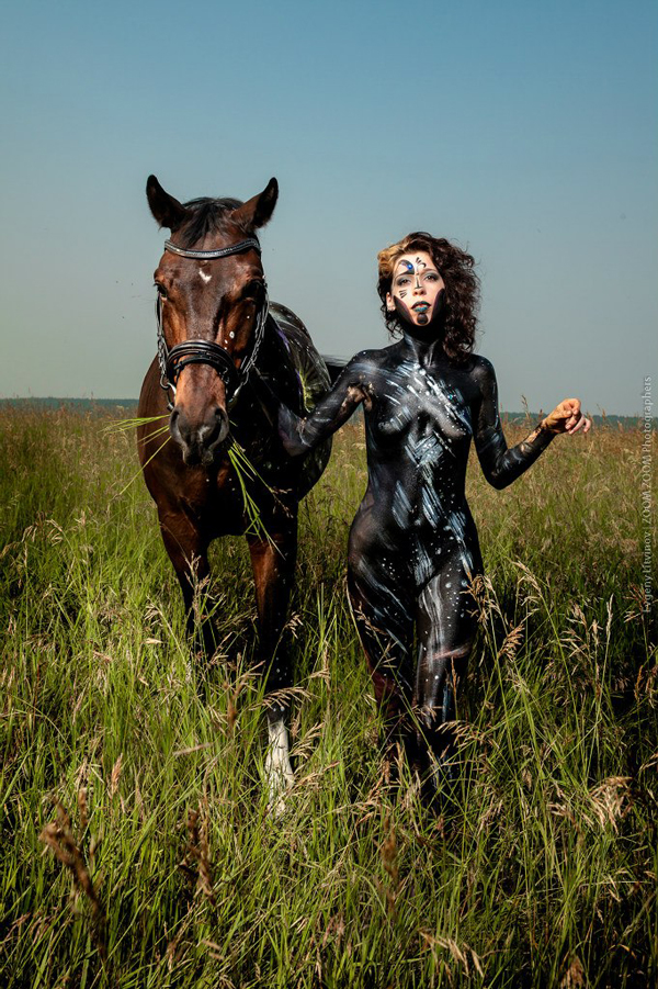 Девушки и лошади стали моделями для одной из самых необычных фотосессий - Фото 6